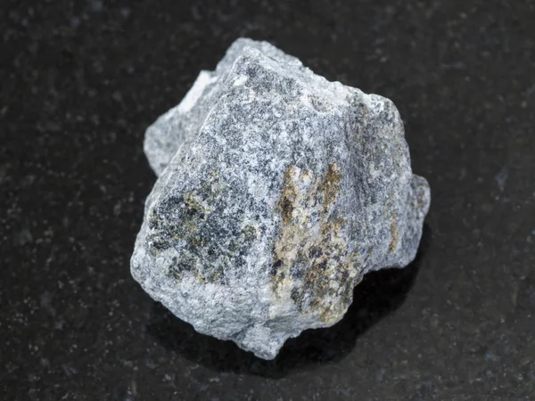 Pedra de pedra de sabão áspera (talco - xisto) em escuro — Fotografia de Stock