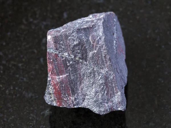 Jaspilite ruvida (quarzite ferruginosa) su scuro — Foto Stock