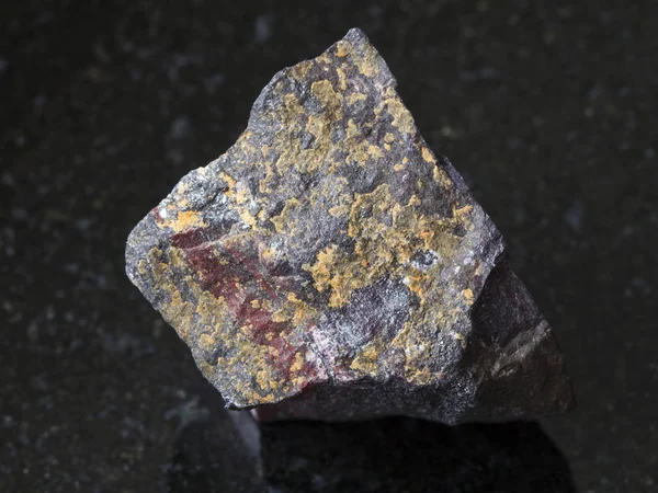 Pietra di jaspilite (quarzite ferruginosa) su scuro — Foto Stock