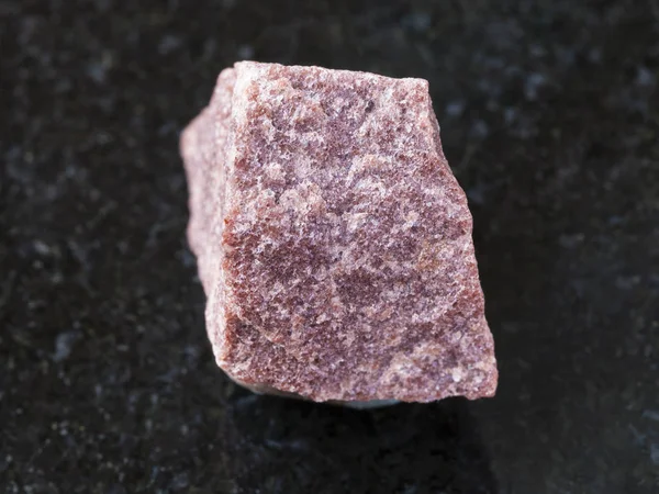 Raw růžový křemenec kámen na tmavém pozadí — Stock fotografie