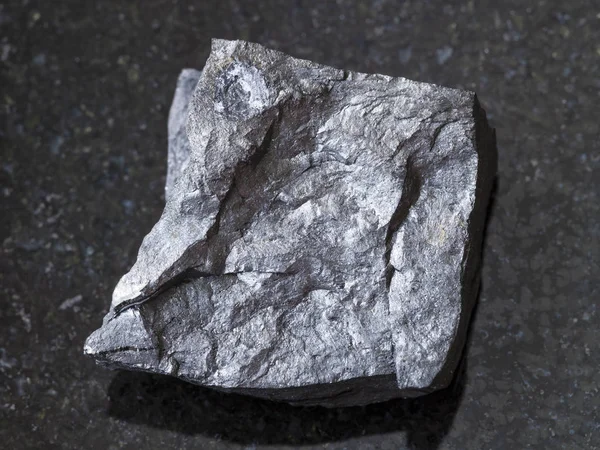 Surový uhlíkatý břidlicového kamene na tmavé — Stock fotografie