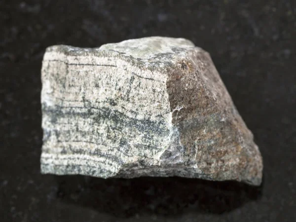 Kousek surového skarn kamene na tmavém pozadí — Stock fotografie