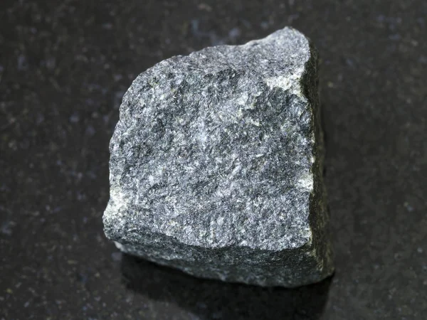 Piedra áspera de Gabbro sobre fondo oscuro — Foto de Stock