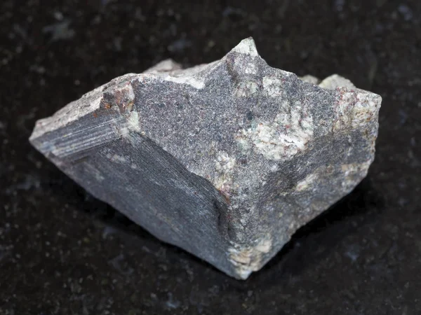 Piedra basáltica porfiritica áspera en la oscuridad — Foto de Stock