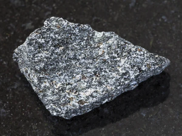 Grober Nephelin-Syenit-Stein auf dunklem — Stockfoto