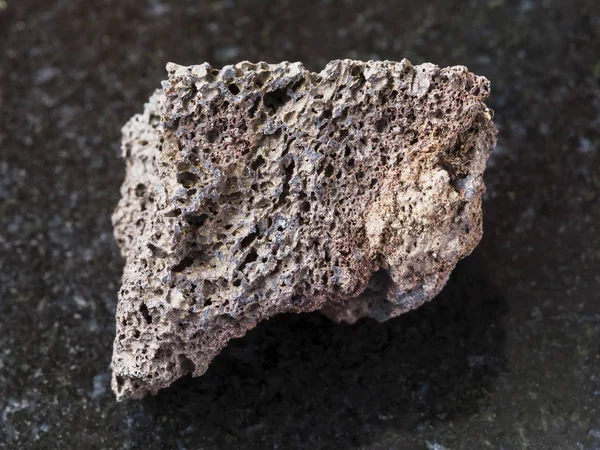 Raw pemza základní složení kamene na tmavé — Stock fotografie