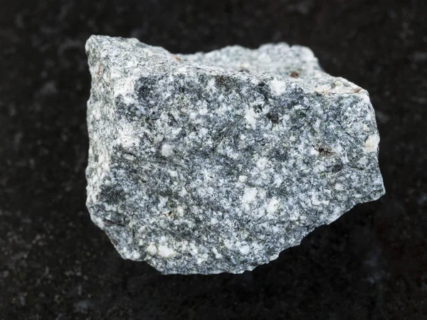 Surový kámen diorit na tmavém pozadí — Stock fotografie