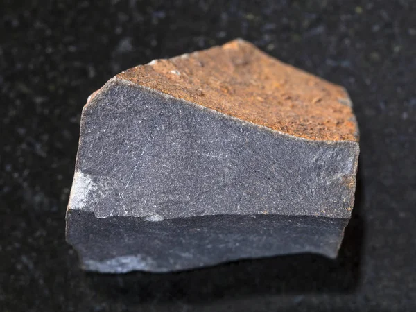 Kamień hyalobasalt RAW (tachylite) na ciemny — Zdjęcie stockowe