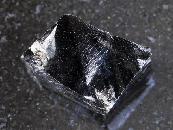 Bit av grov Obsidian (vulkaniskt glas) på mörk — Stockfoto