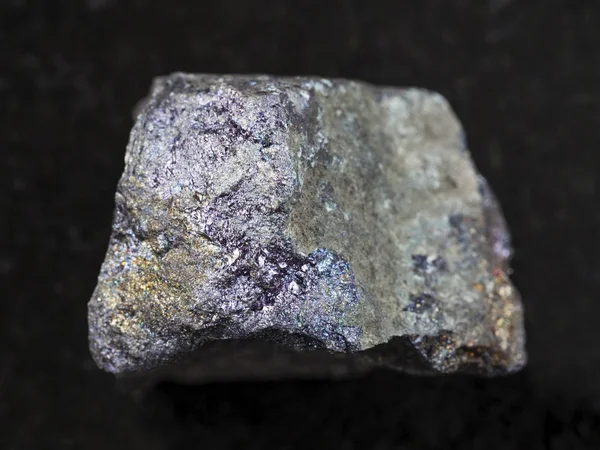 Βορνίτης ακατέργαστη πέτρα στο σκοτάδι — Φωτογραφία Αρχείου
