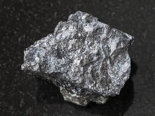 Grezzo minerale di magnetite su sfondo scuro — Foto Stock