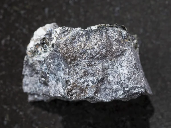 Minério de magnetita no fundo escuro — Fotografia de Stock