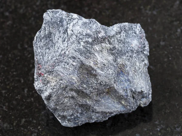 Grober Antimon-Erz (Stibnit) Stein auf dunklem — Stockfoto