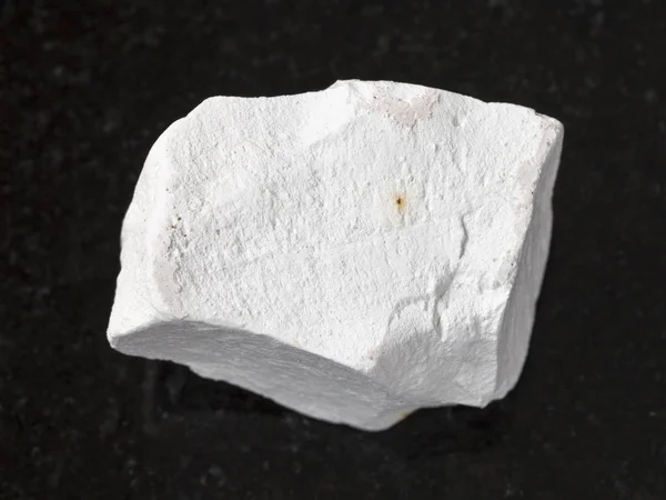 Грубий крейдяний камінь на темному фоні — стокове фото