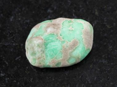 koyu arka plan üzerinde cilalı Variscite değerli taş