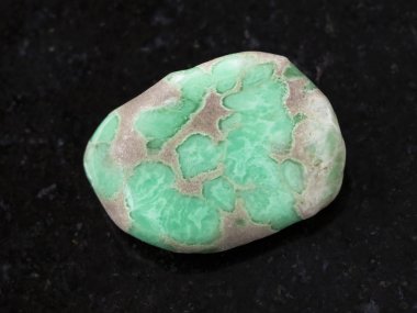 koyu arka plan üzerinde eskitme Variscite değerli taş