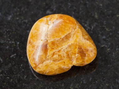 koyu arka plan üzerinde eskitme Clinohumite değerli taş