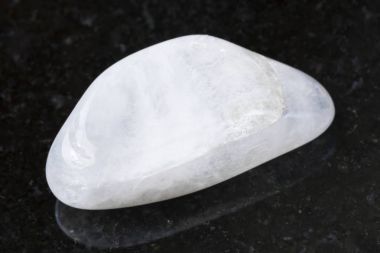 Eskitme beyaz ay taşı (adularia) mücevher kara günü