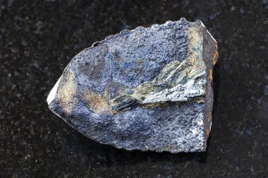 koyu arka plan üzerine kaba Vivianite taş