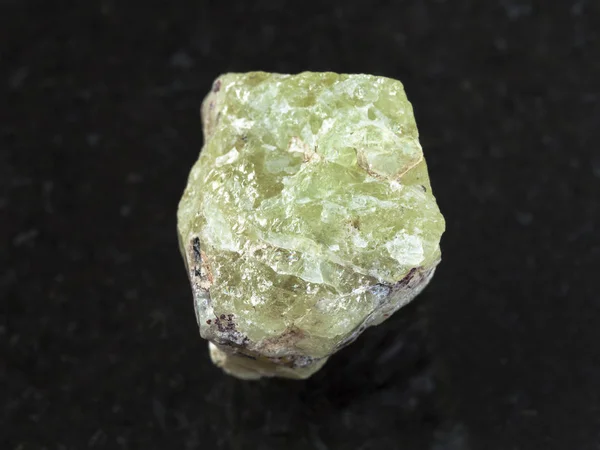 어둠에 Saamite (fluorapatite)의 원시 크리스탈 — 스톡 사진