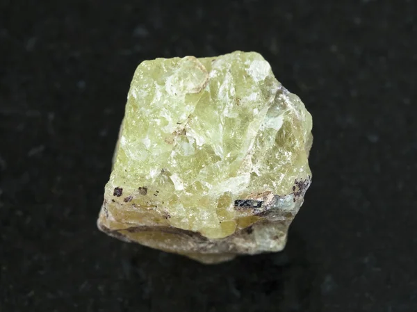 Грубе кристал Saamite (fluorapatite) на темному — стокове фото