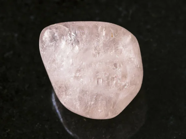 Pedra preciosa de morganite (rosa berilo) caída no escuro — Fotografia de Stock