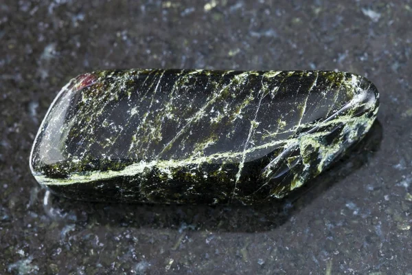 Полірований камінь Diopside на темному фоні — стокове фото