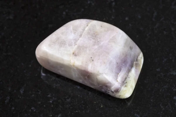 Tumbled pedra preciosa Cancrinite no fundo escuro — Fotografia de Stock