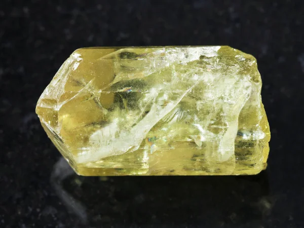 Τραχύ κρύσταλλο πολύτιμων λίθων κίτρινο απατίτη στο σκοτάδι — Φωτογραφία Αρχείου