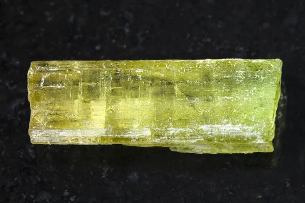 Heliodor (黄色绿柱石) 的原始水晶在黑暗 — 图库照片