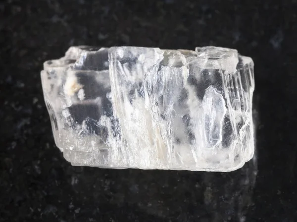 Petalite 宝石的原始水晶在黑暗 — 图库照片