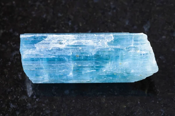 Cristal de aguamarina (berilo azul) gema en la oscuridad — Foto de Stock