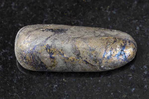 Рухнувший арсенопиритный камень на темном фоне — стоковое фото