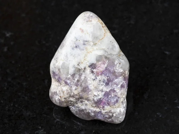 Lepidolite sobre pedra de quartzo polido no escuro — Fotografia de Stock