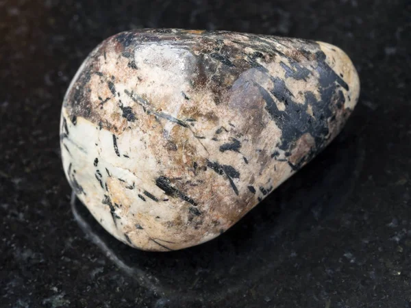 Эгирин в растрепанном обеде и нефелиновом камне — стоковое фото