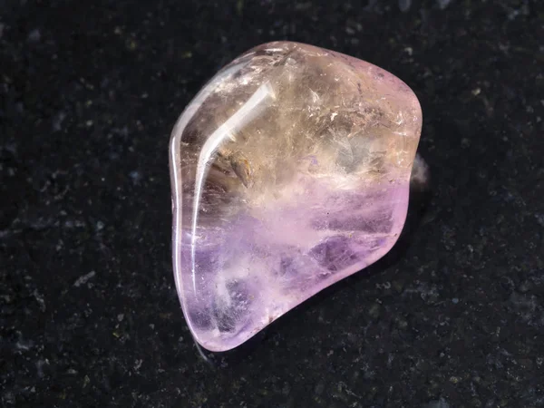 Piedras preciosas de Ametrine tumbled sobre fondo oscuro — Foto de Stock