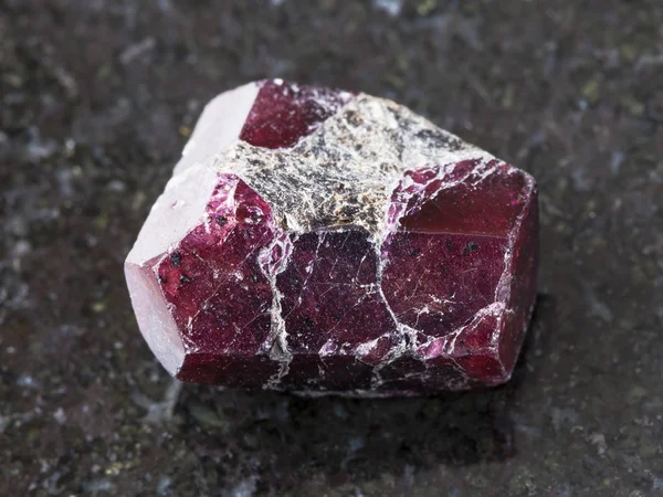Грубый хрусталь из красного гранатового камня — стоковое фото