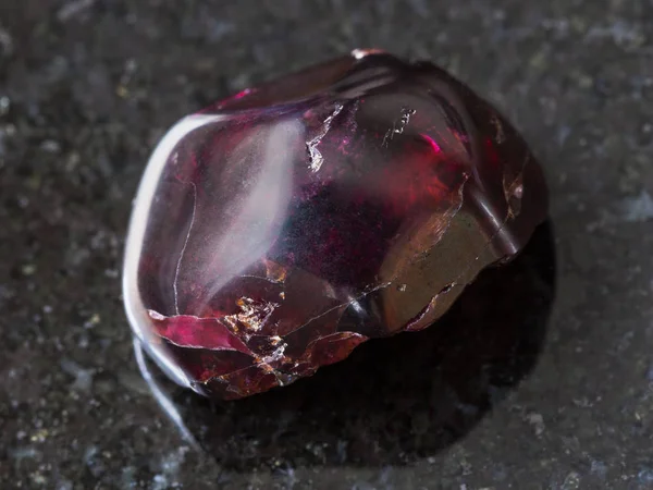 Koyu arka plan üzerinde kırmızı eskitme garnet gemstone — Stok fotoğraf