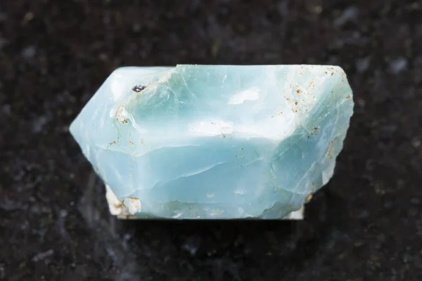 Hrubý krystal modrý apatit drahokam na tmavé — Stock fotografie