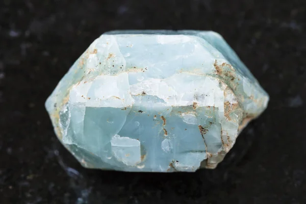 蓝色磷灰石宝石的原始水晶在黑暗 — 图库照片