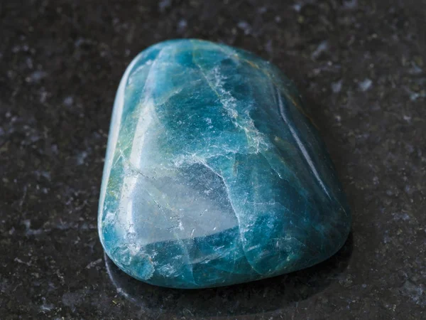 Tumbled green blue Apatite gemstone on dark — Stock Photo, Image