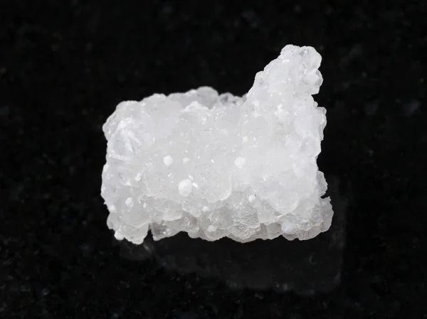 RAW кристал Prehnite камінь з Okenite на темному — стокове фото