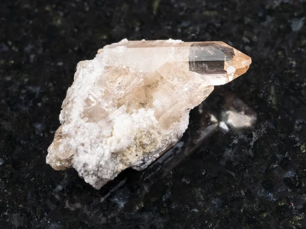 Rough krystalicznie kamień szlachetny topaz na ciemnym tle — Zdjęcie stockowe