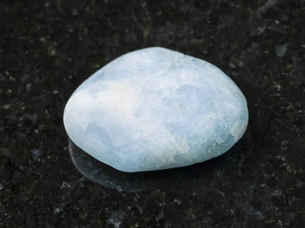 Polerad aquamarine (blå beryl) pärla sten på mörk — Stockfoto