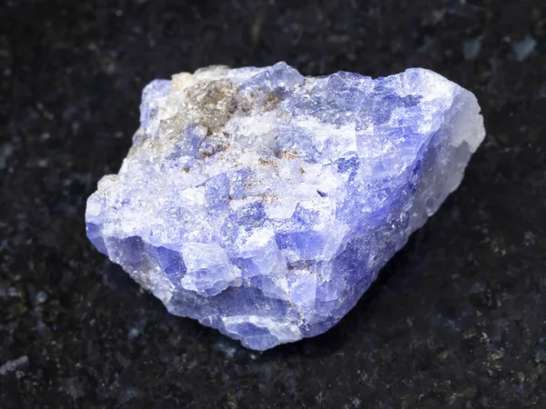 Kristal kasar dari batu permata Tanzanite pada gelap — Stok Foto
