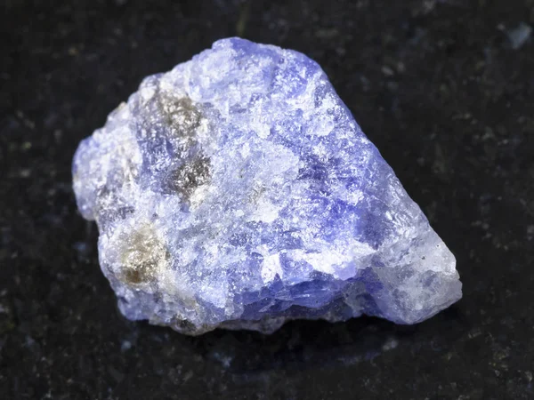 Kristal mentah dari batu permata Tanzanite pada gelap — Stok Foto
