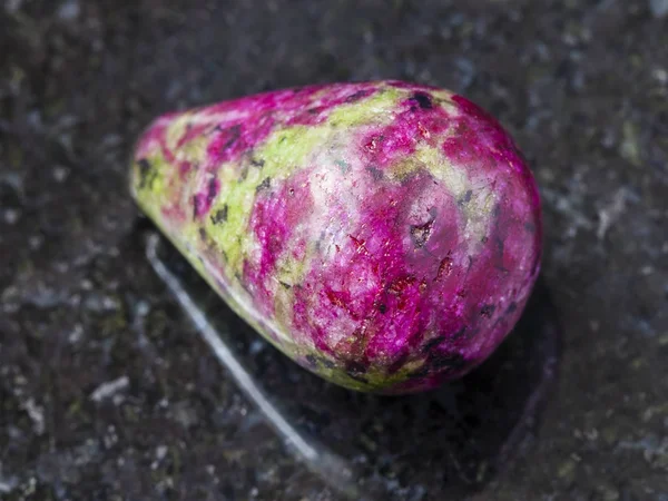 Pedra preciosa de zoisite rosa e verde caída no escuro — Fotografia de Stock