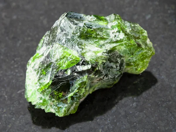 Kristall av krom Diopsid ädelsten på mörk — Stockfoto