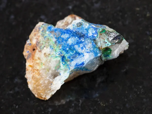 Tennantita, tirolite, azurita sobre quartzo bruto — Fotografia de Stock