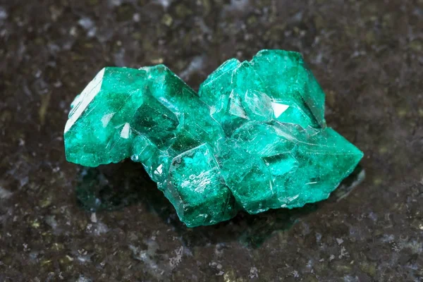 Nyers Dioptase kristály, drágakő, a sötét — Stock Fotó